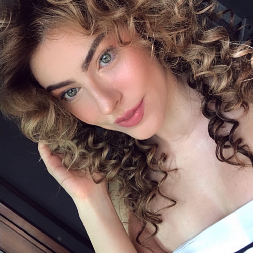 Meet your Posher, Rena